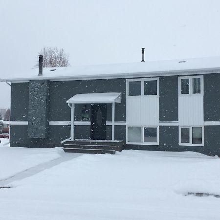 Polar Nights Bed & Breakfast เยลโลว์ไนฟ์ ภายนอก รูปภาพ