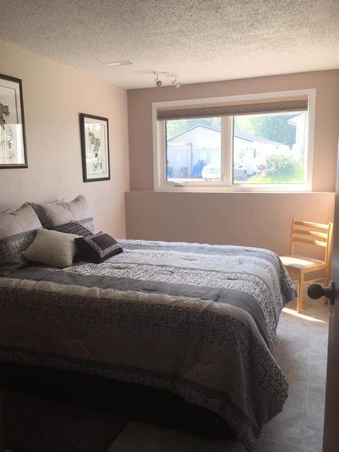 Polar Nights Bed & Breakfast เยลโลว์ไนฟ์ ภายนอก รูปภาพ