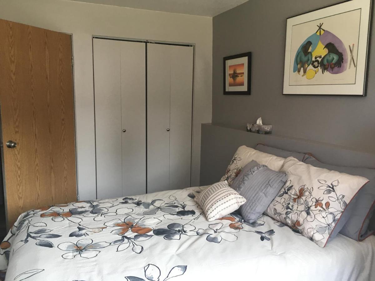 Polar Nights Bed & Breakfast เยลโลว์ไนฟ์ ภายนอก รูปภาพ