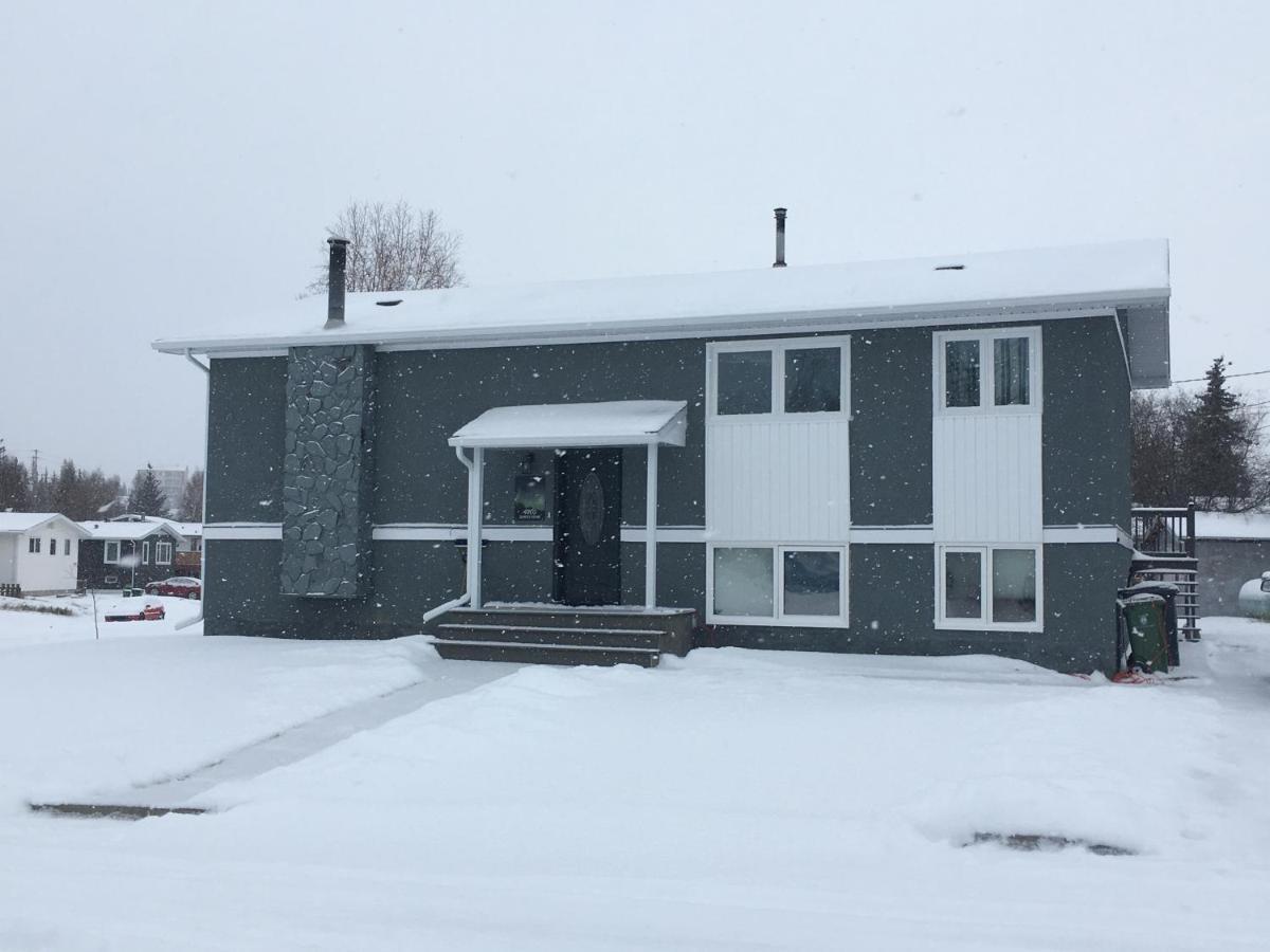 Polar Nights Bed & Breakfast เยลโลว์ไนฟ์ ภายนอก รูปภาพ